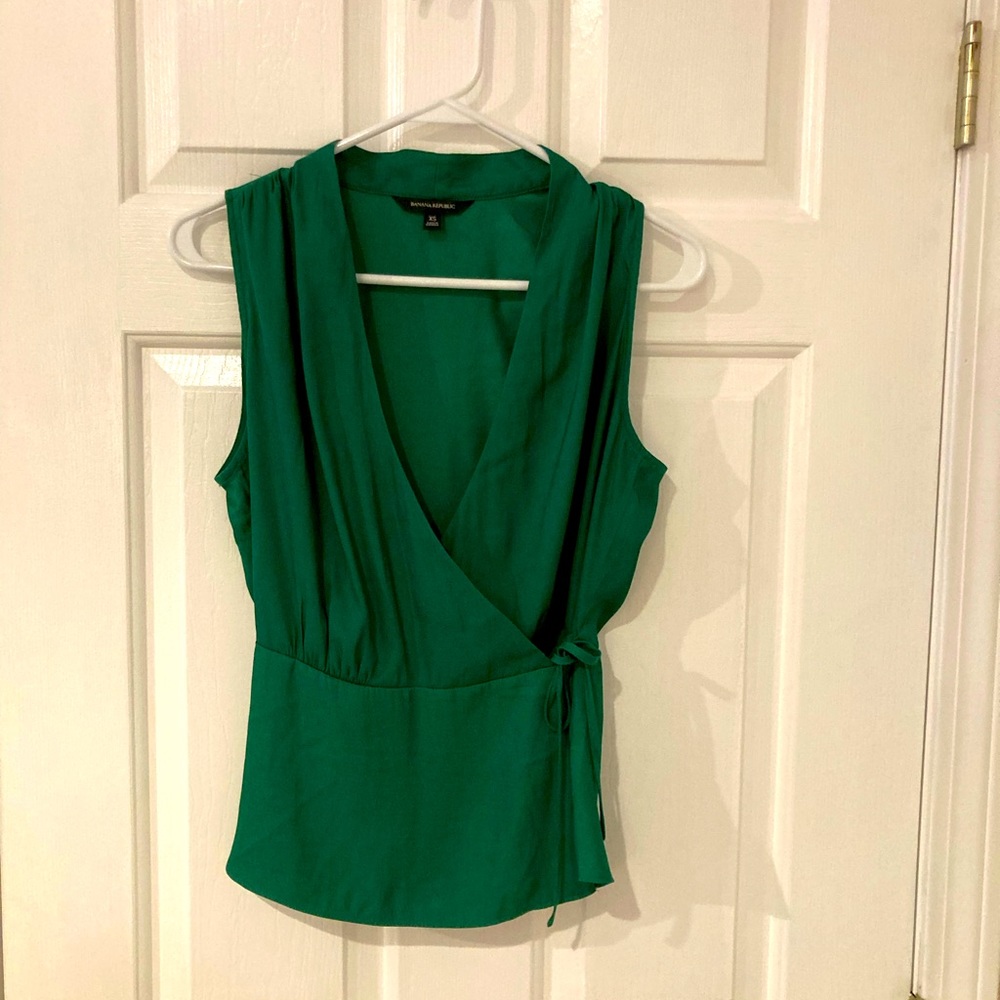 Banana republic green sleeveless blouse xs